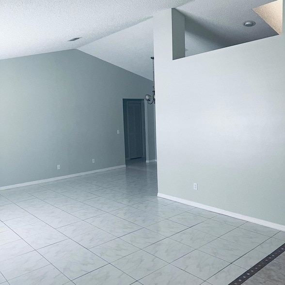 6911 NW Dorothy St in Port St. Lucie, FL - Foto de edificio - Building Photo