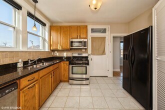 5736 N Richmond St, Unit 2 in Chicago, IL - Foto de edificio - Building Photo