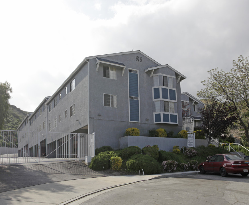 Beneda Lane Apartments in Canyon Country, CA - Foto de edificio