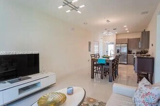 4725 NW 85th Ave in Doral, FL - Foto de edificio - Building Photo