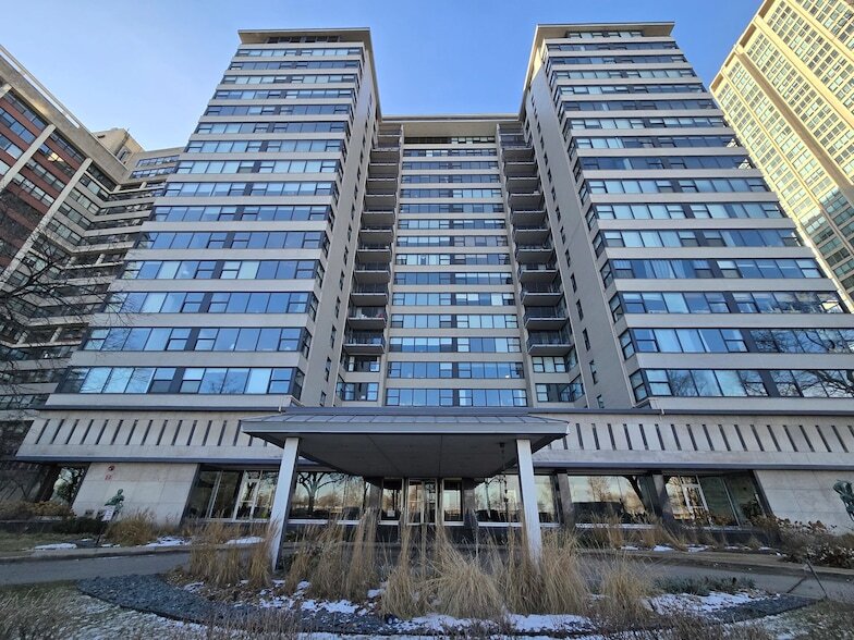 3440 N Lake Shore Dr, Unit 5F in Chicago, IL - Building Photo