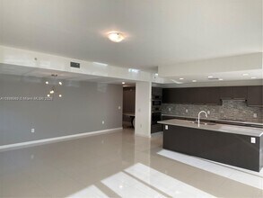 7751 NW 107th Ave, Unit 305 in Doral, FL - Building Photo - Building Photo