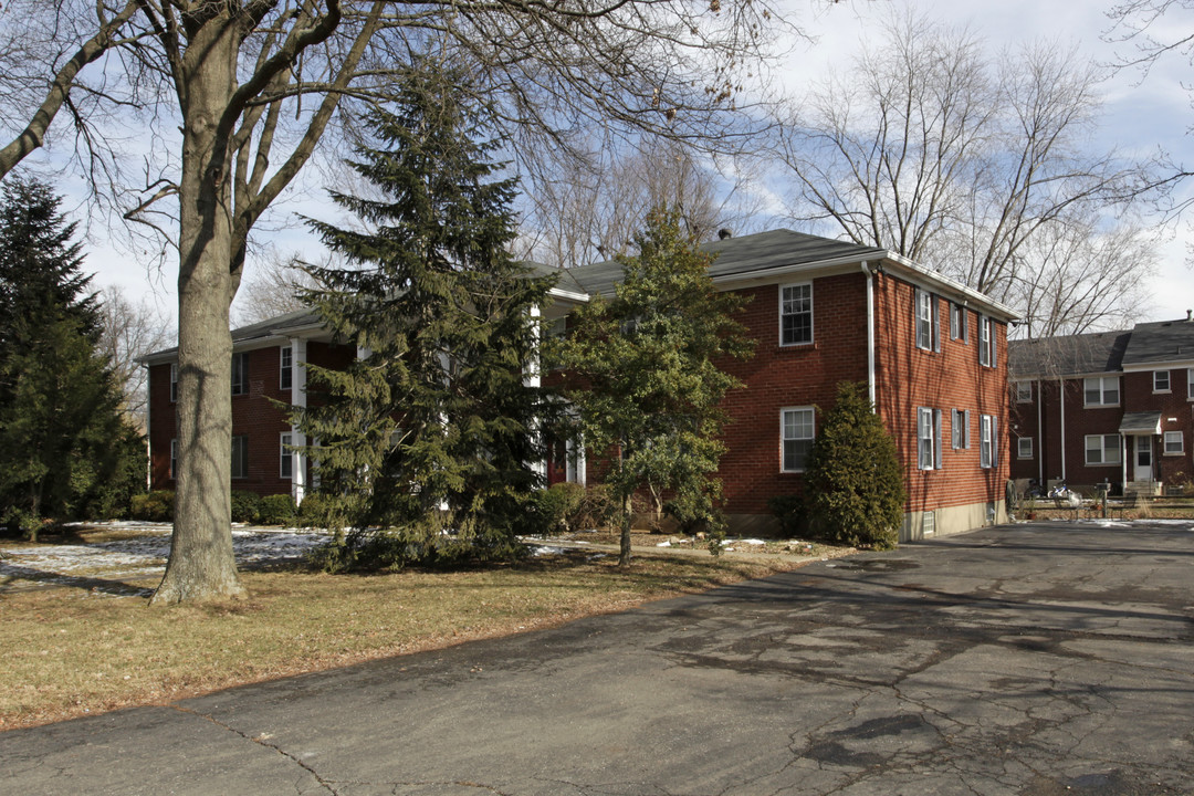 Four Oaks Apartments in Louisville, KY - Building Photo