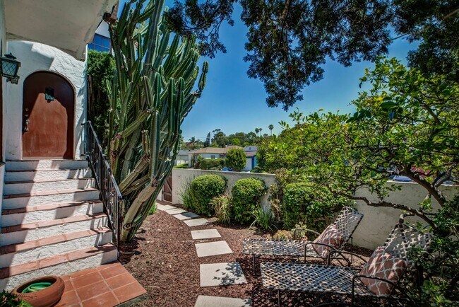 2433 W Silver Lake Dr in Los Angeles, CA - Building Photo - Building Photo