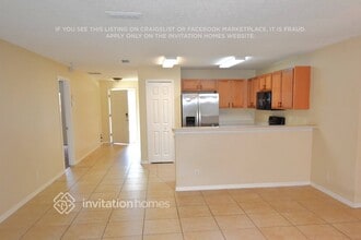 2321 SW Kent Cir in Port St. Lucie, FL - Foto de edificio - Building Photo