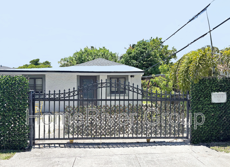 1301 NW 99th St in Miami, FL - Building Photo