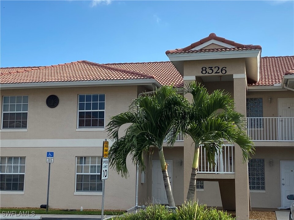 8326 Bernwood Cove Loop in Ft. Myers, FL - Foto de edificio