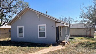 911 S 4th St in Lamesa, TX - Building Photo