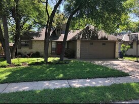 2811 Crownspoint Dr in Austin, TX - Building Photo