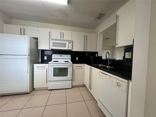 18051 NW 68th Ave in Hialeah, FL - Building Photo - Building Photo