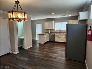 5165 Paradise Skies Ave in Las Vegas, NV - Building Photo - Building Photo