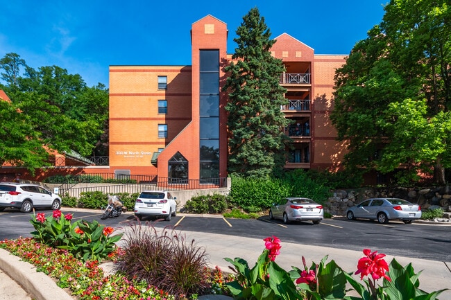 Mountain Village in Waukesha, WI - Foto de edificio - Building Photo
