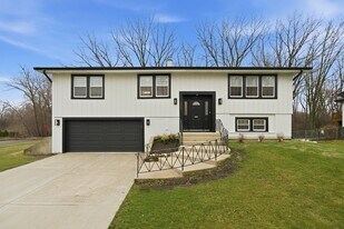 2S245 Mayfield Ln in Glen Ellyn, IL - Building Photo