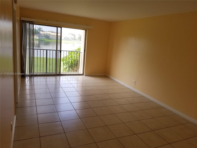 8560 N Sherman Cir in Miramar, FL - Building Photo - Building Photo