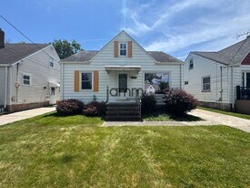 6227 Traymore Ave in Brooklyn, OH - Building Photo