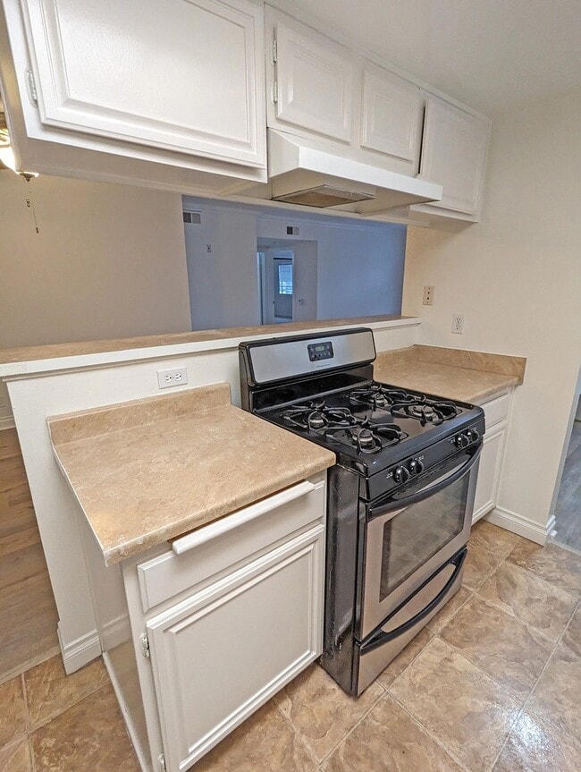 4454 Coldwater Canyon Ave, Unit 201 in Los Angeles, CA - Building Photo - Building Photo