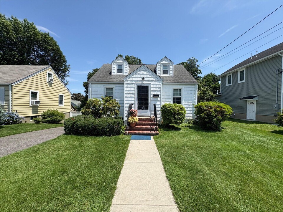16 Raymond St in Glen Cove, NY - Building Photo