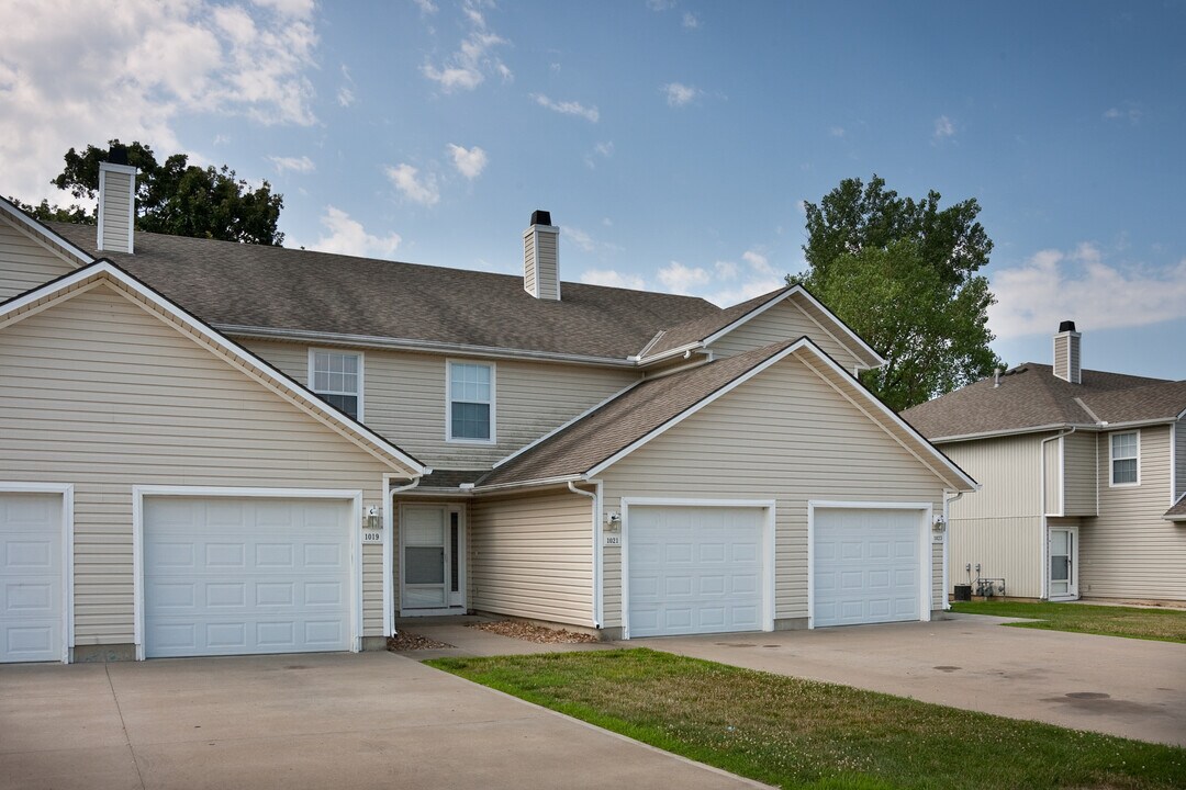 910 Garden Dr in Harrisonville, MO - Foto de edificio