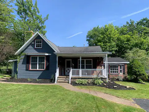 9125 Iroquois St in Angola, NY - Foto de edificio