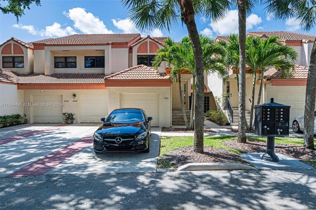 3346 Water Oak Dr in Hollywood, FL - Foto de edificio