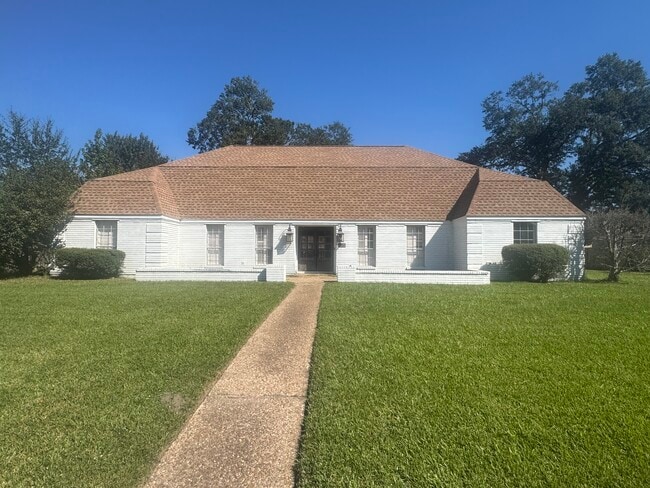 2700 Country Club Dr in Orange, TX - Building Photo - Building Photo