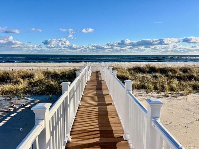 675 Dune Rd in Westhampton Beach, NY - Building Photo - Building Photo