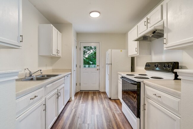1505 Strickland Dr in Austin, TX - Building Photo - Building Photo