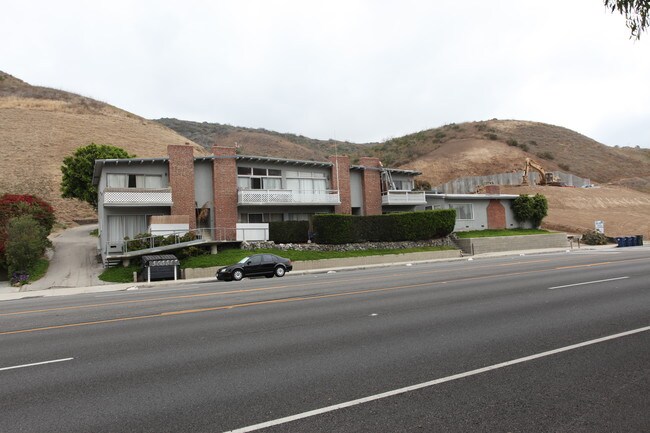 22455 Pacific Coast Hwy in Malibu, CA - Building Photo - Building Photo