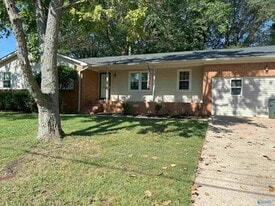 9802 Dolphin Dr in Huntsville, AL - Building Photo