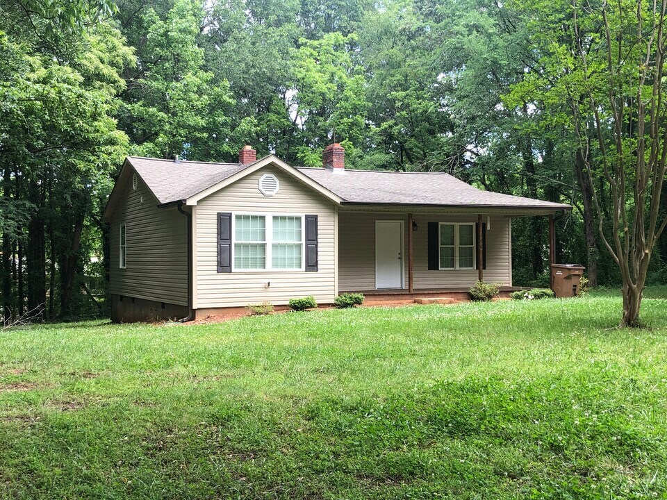 206 Lake Sylvia Rd in Lincolnton, NC - Building Photo