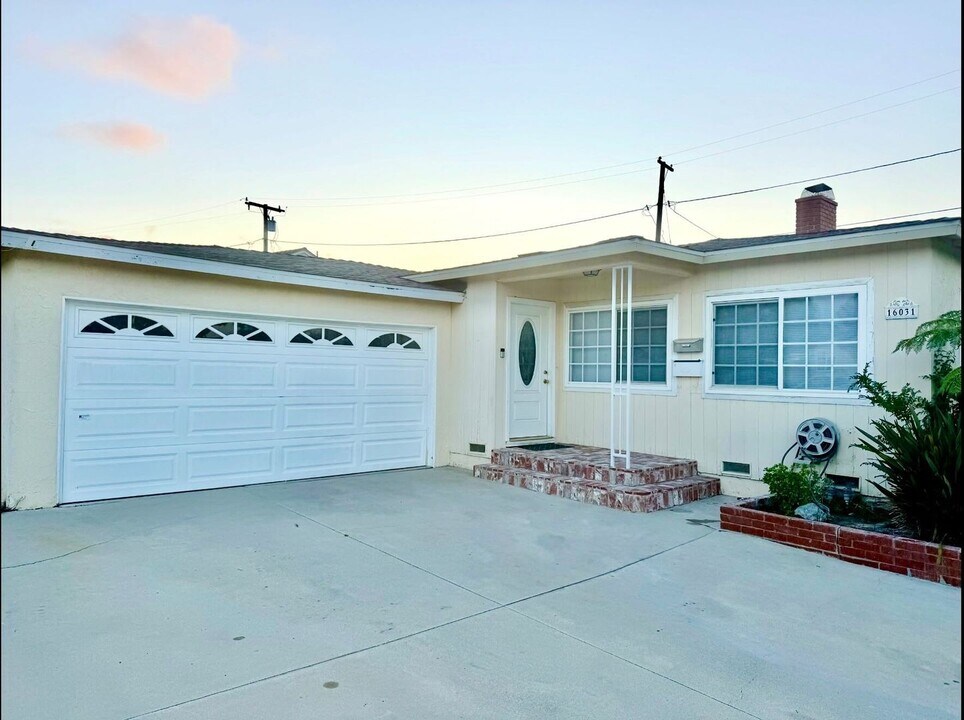 16031 Arcturus Ave in Gardena, CA - Building Photo