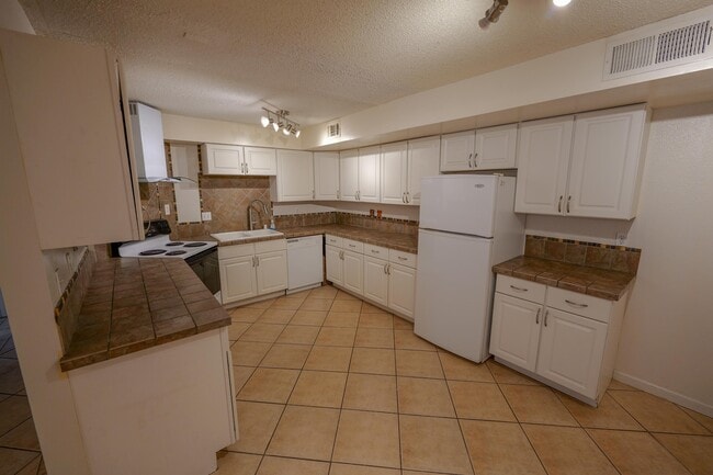 3833 Montgomery Blvd NE in Albuquerque, NM - Building Photo - Building Photo
