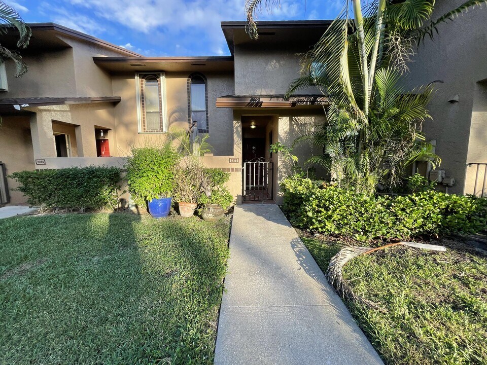 2372 NW 39th Ave in Coconut Creek, FL - Building Photo