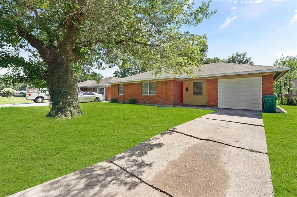 2206 Hickory Ln in Pasadena, TX - Building Photo