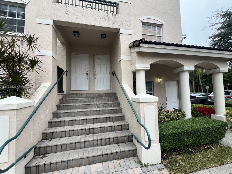 5670 NW 116th Ave in Doral, FL - Building Photo