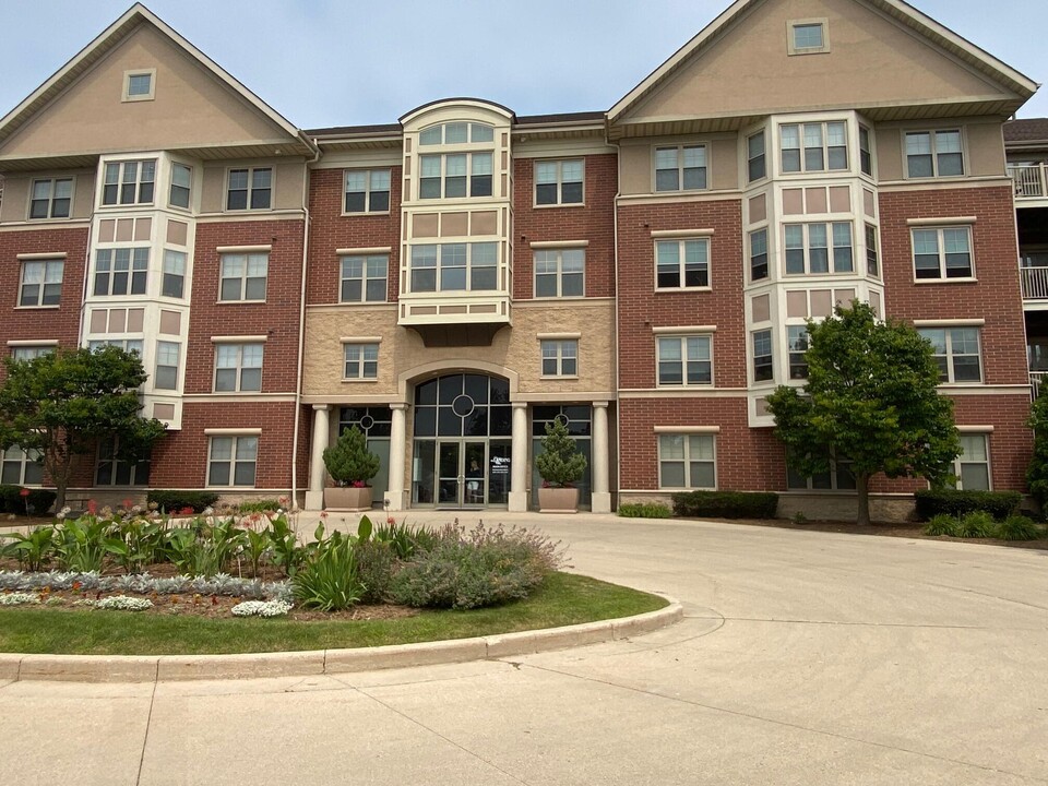 4110 S Lake Dr in St. Francis, WI - Building Photo