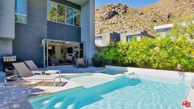 350 Goleta Way in Palm Springs, CA - Building Photo
