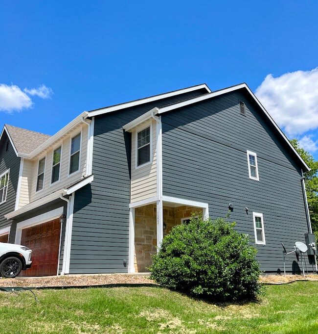 1302 Valley Ln in Lawrence, KS - Building Photo - Building Photo