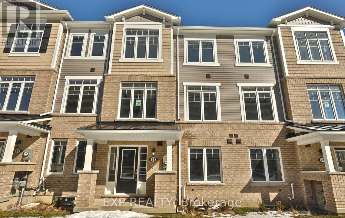 25 Canoe Ln. in Hamilton, ON - Building Photo