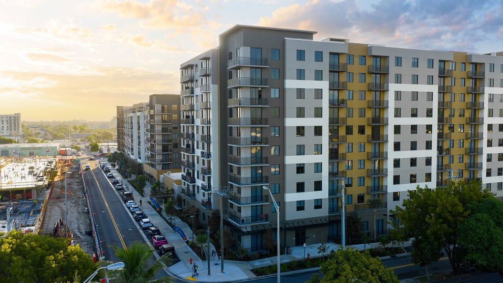 Metro Parc in Hialeah, FL - Building Photo