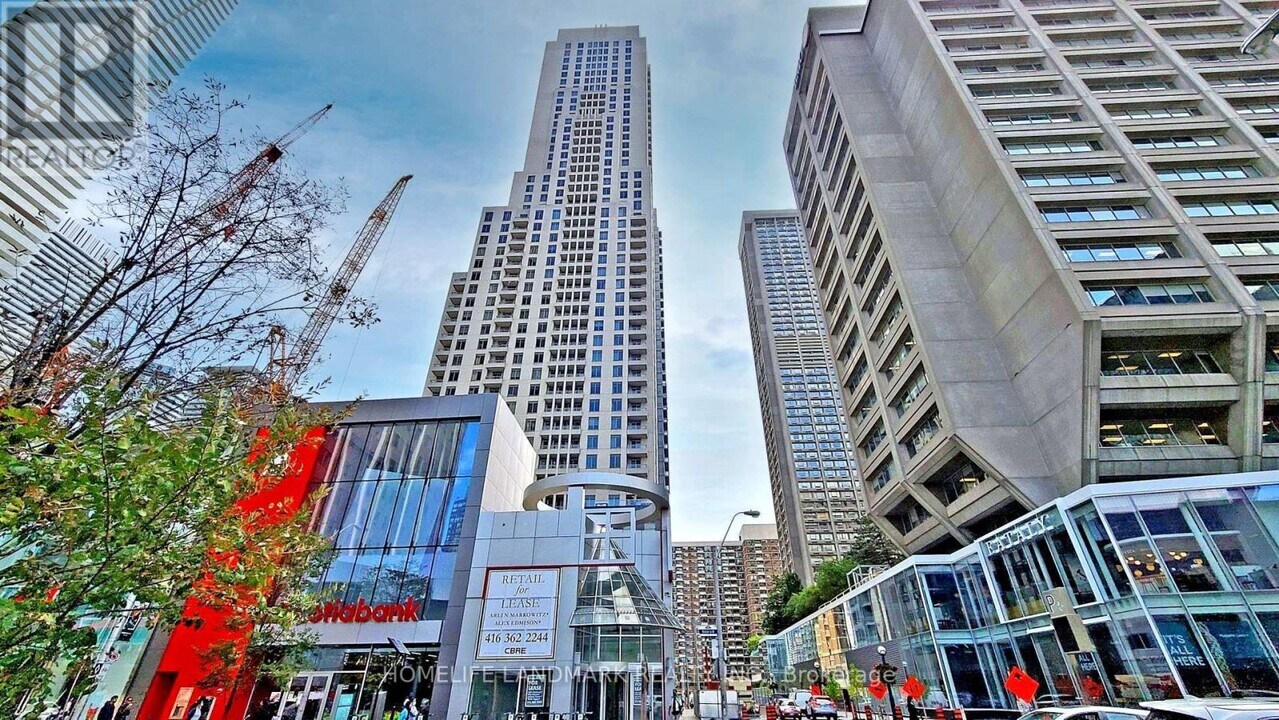 35-2135 Balmuto St in Toronto, ON - Building Photo