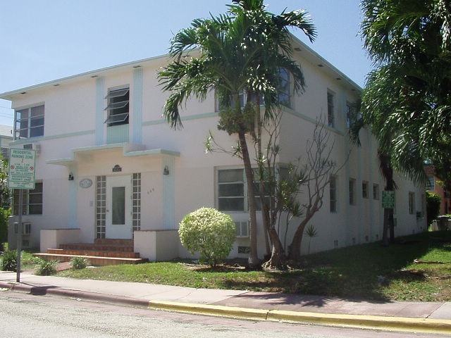 Pointe South Apartments in Miami Beach, FL - Building Photo - Building Photo