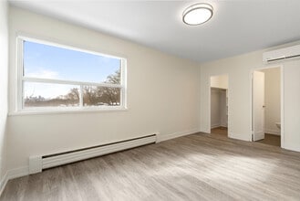 2440 Queen Street East in Toronto, ON - Building Photo - Building Photo