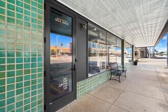 102 E 2nd St in Taylor, TX - Foto de edificio - Building Photo