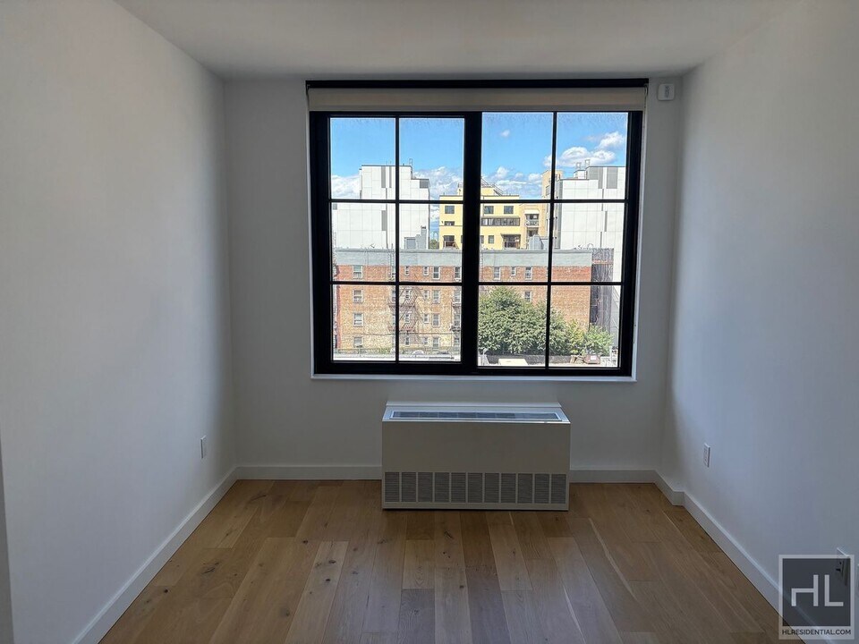NORTHERN BOULEVARD in Queens, NY - Building Photo