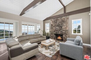 9402 Houston Rd in Malibu, CA - Building Photo