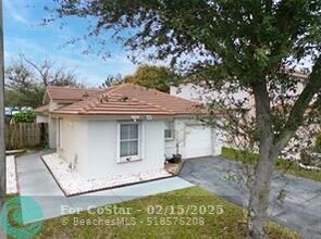 6790 NW 69th Ct in Tamarac, FL - Foto de edificio - Building Photo