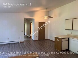 907 Madison Ave in Marinette, WI - Building Photo