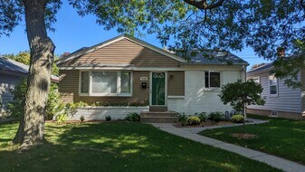 5354 N Lydell Ave in Whitefish Bay, WI - Building Photo