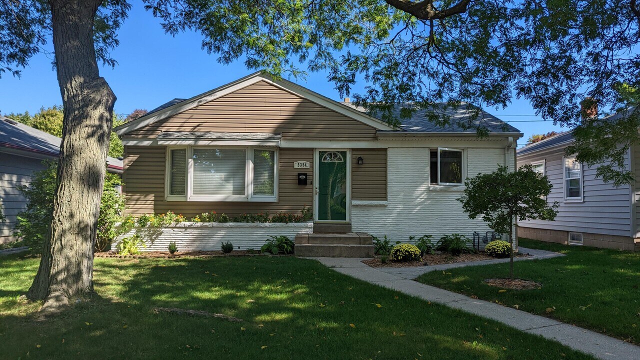 5354 N Lydell Ave in Whitefish Bay, WI - Building Photo